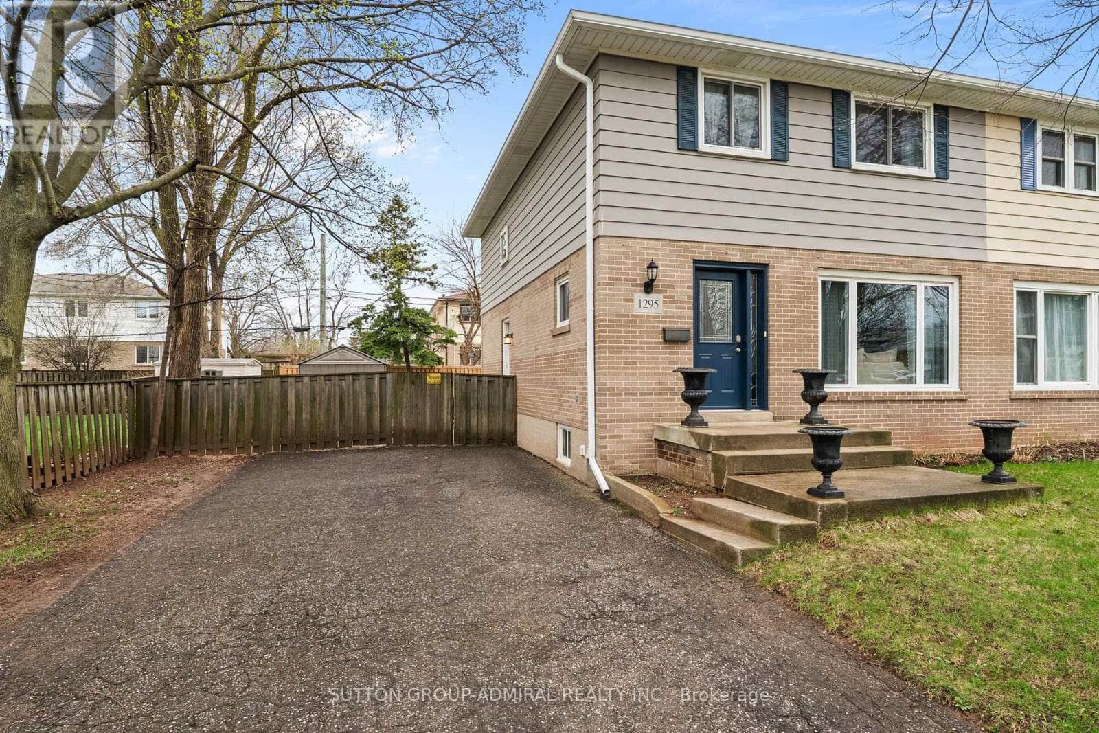 1295 NAPIER CRESCENT photo 2
