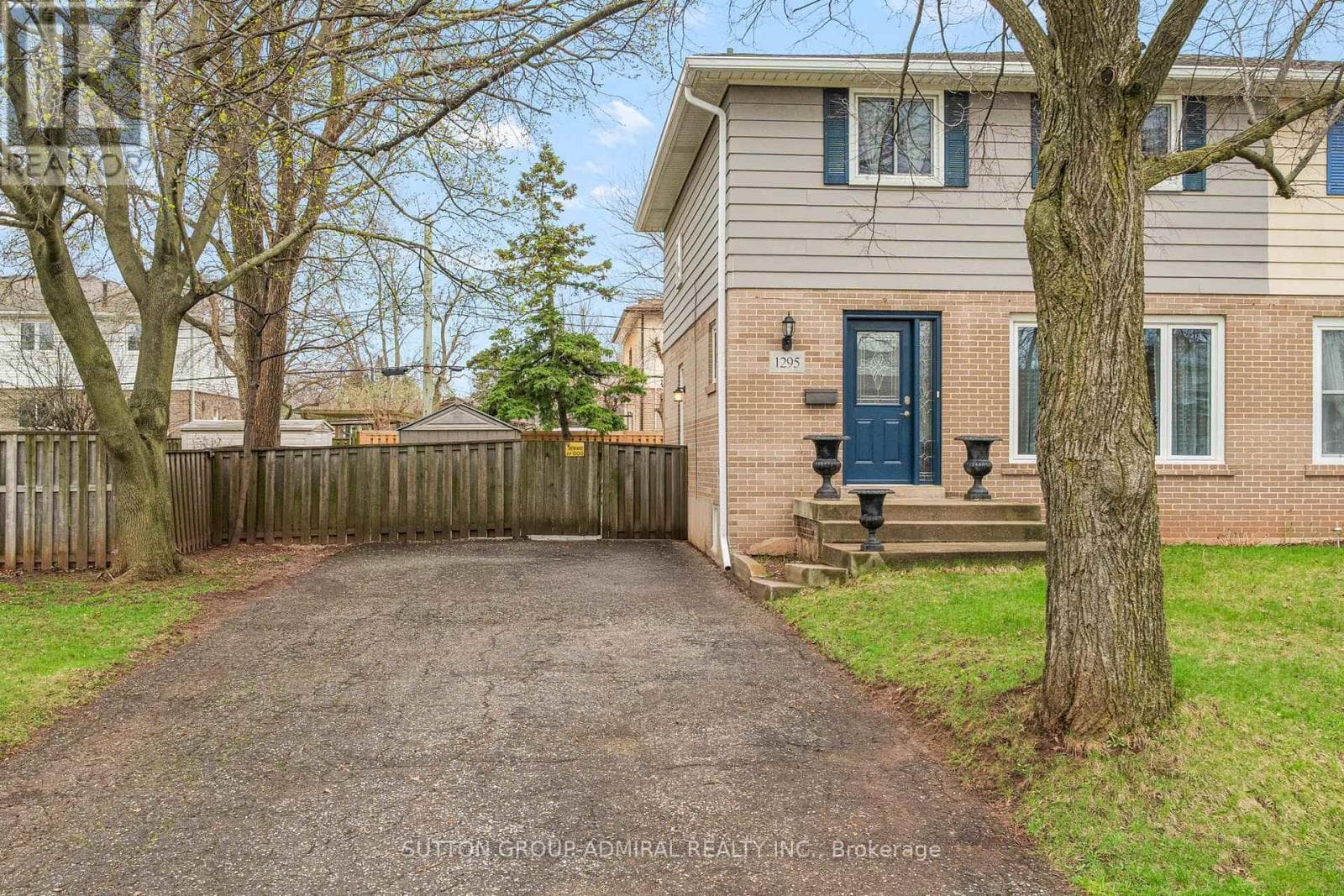 1295 NAPIER CRESCENT photo 3