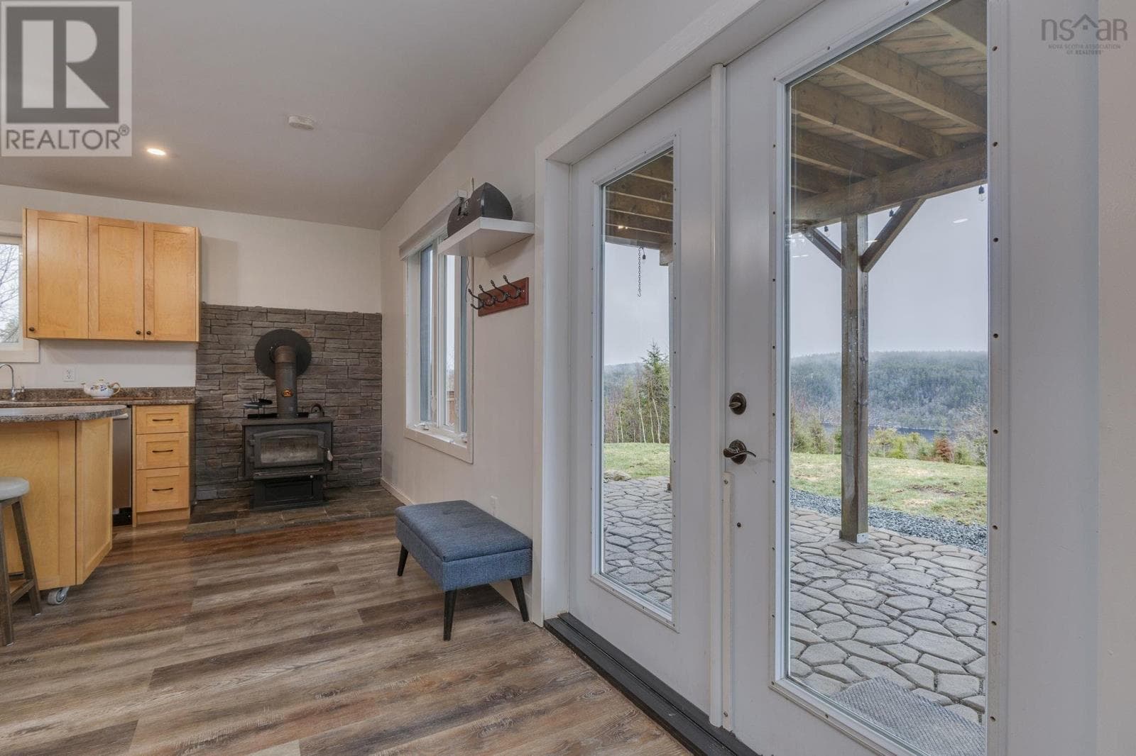 1588 Myra Road photo 3