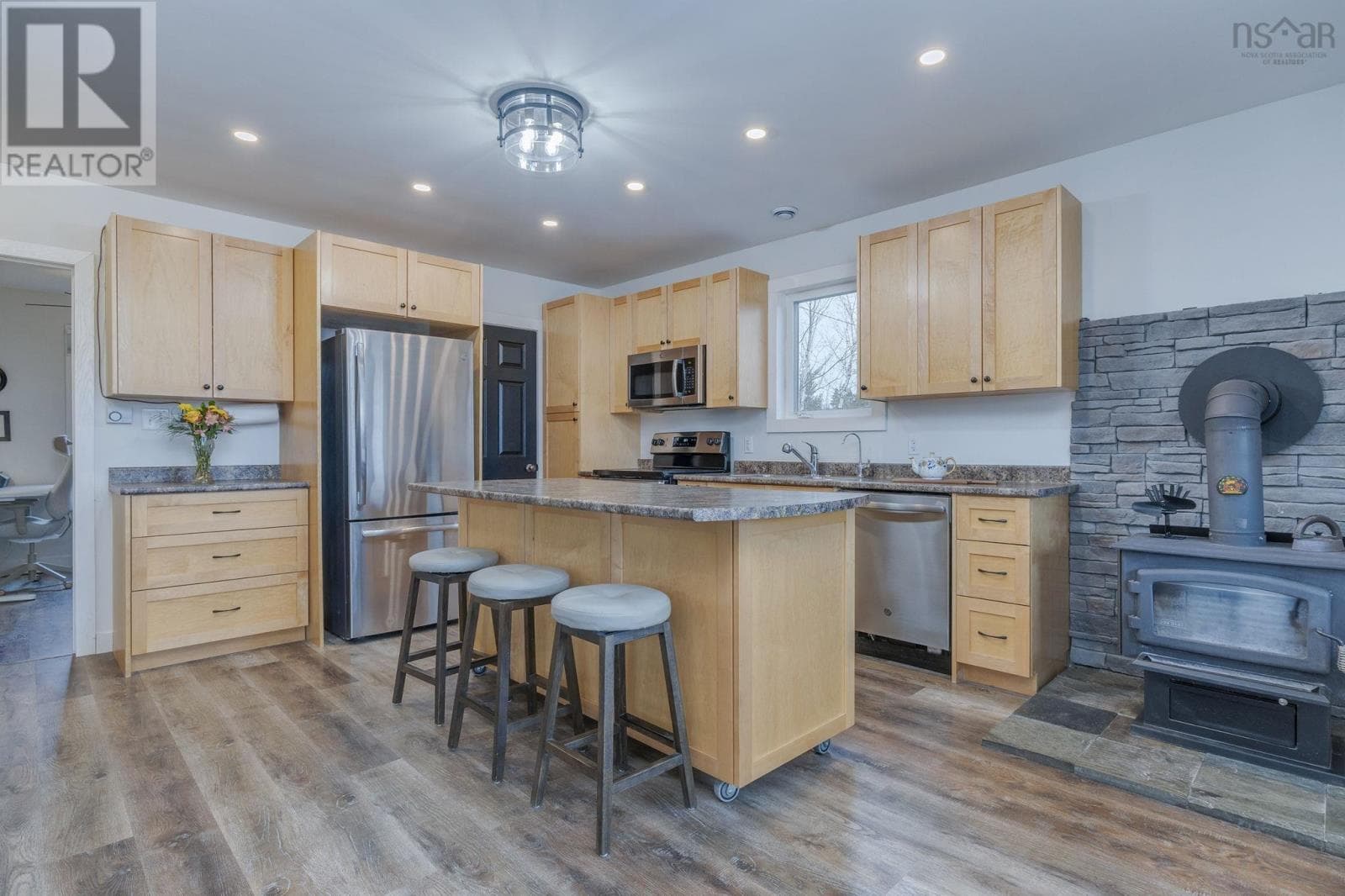 1588 Myra Road photo 4