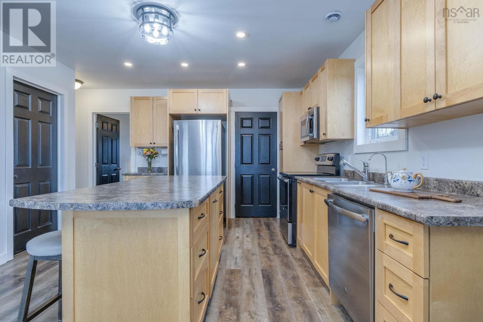 1588 Myra Road photo 5
