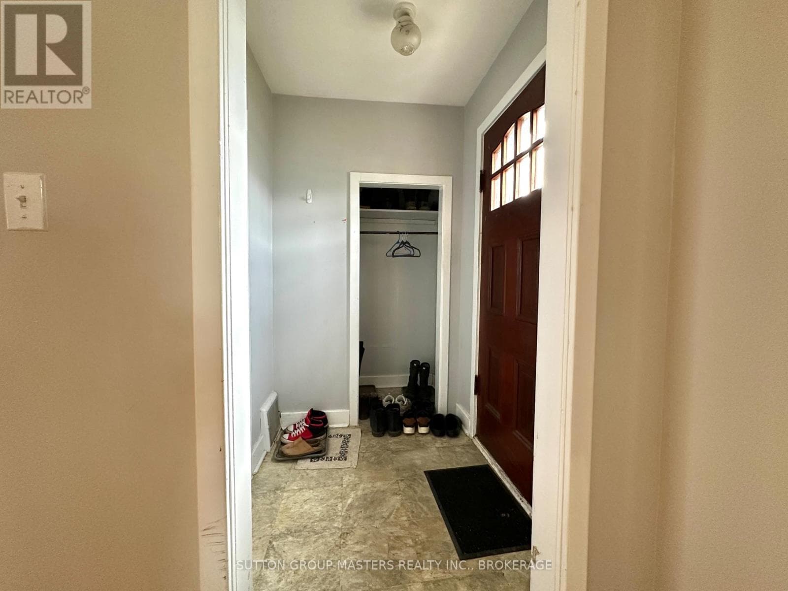 1668 VICTORIA STREET photo 2