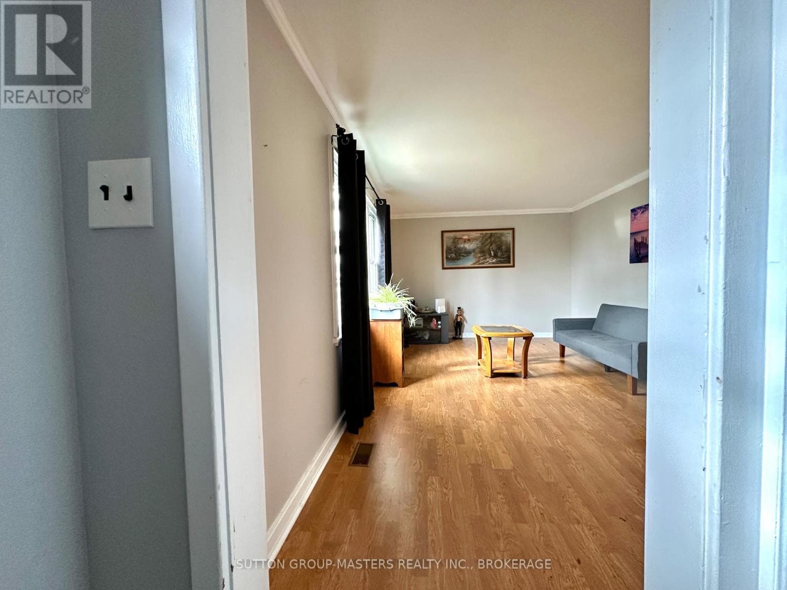 1668 VICTORIA STREET photo 3