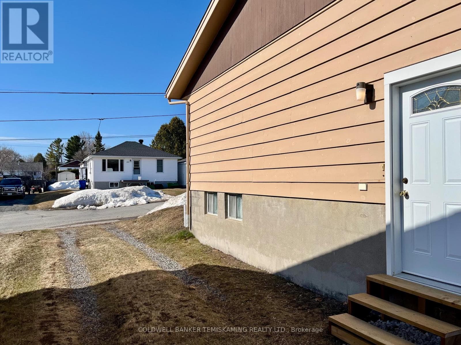 397 RUSSELL STREET photo 2