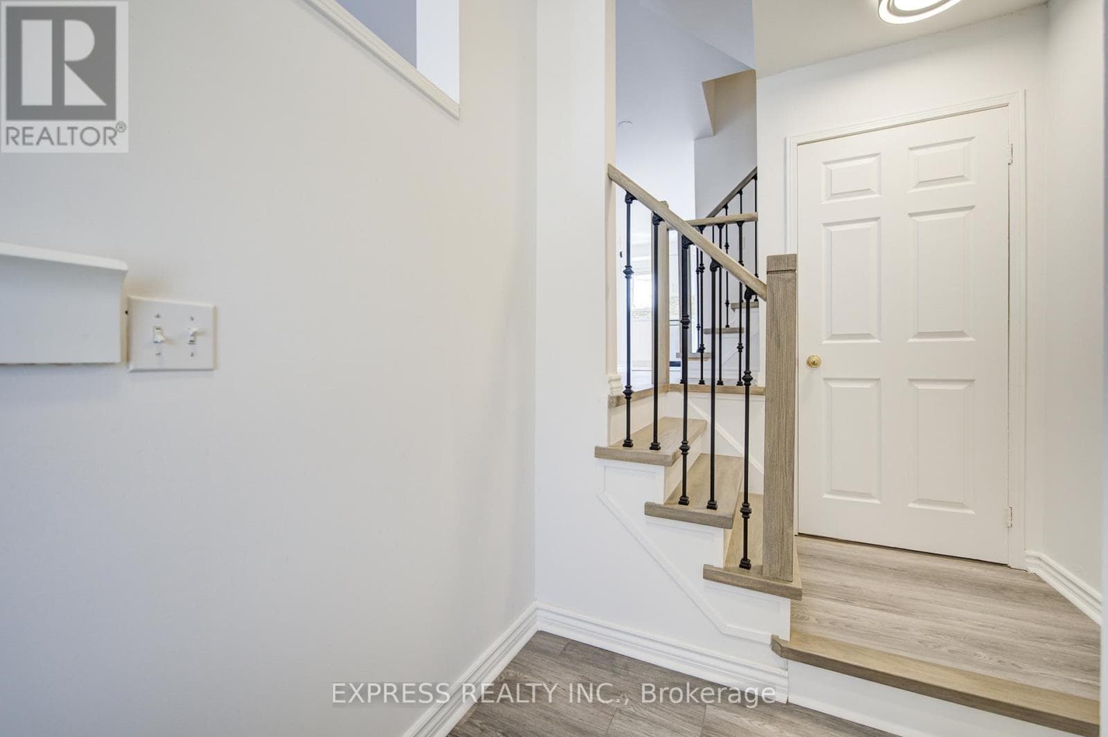 33 SCHOUTEN CRESCENT photo 5