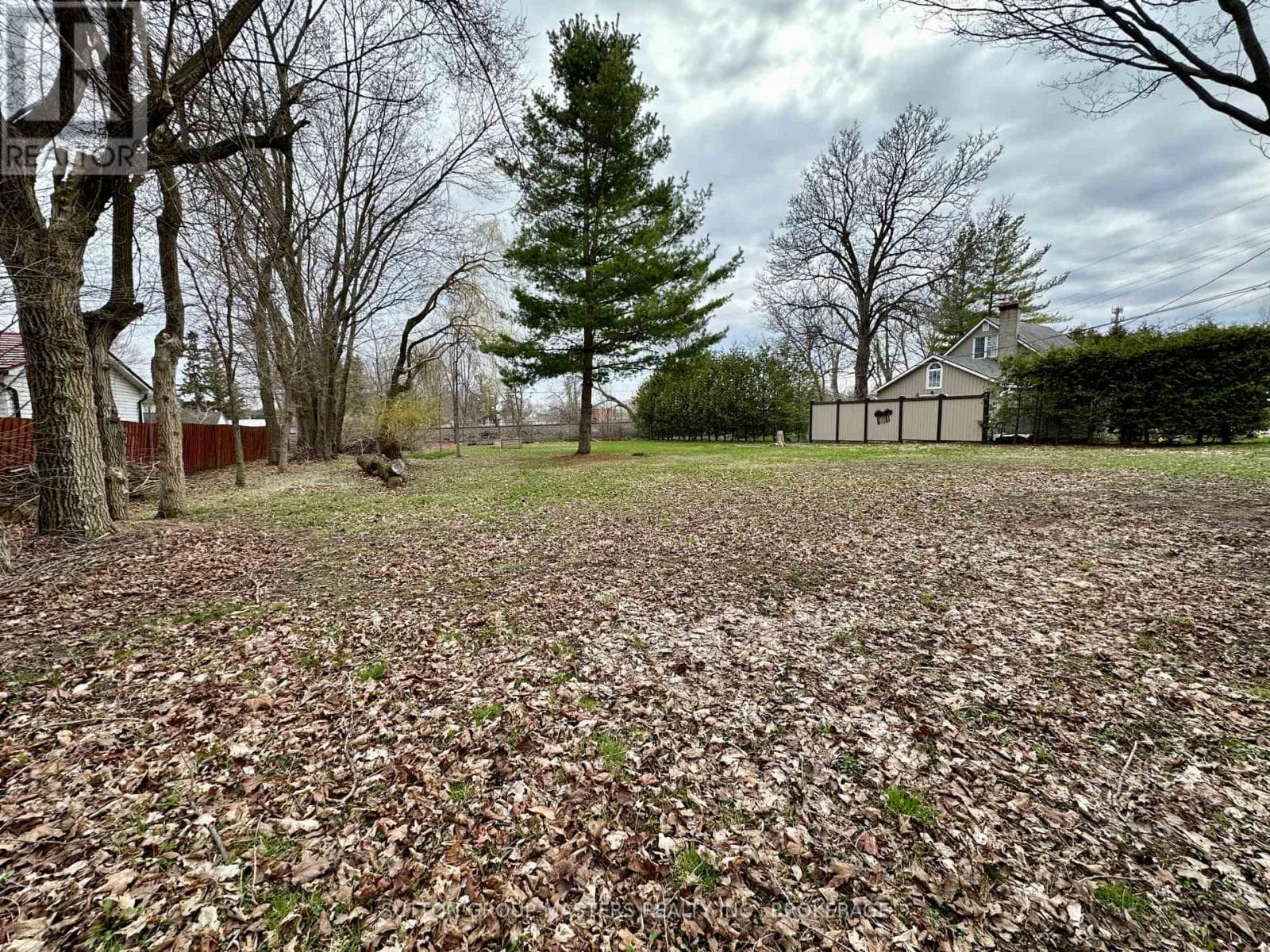 1666 VICTORIA STREET photo 2