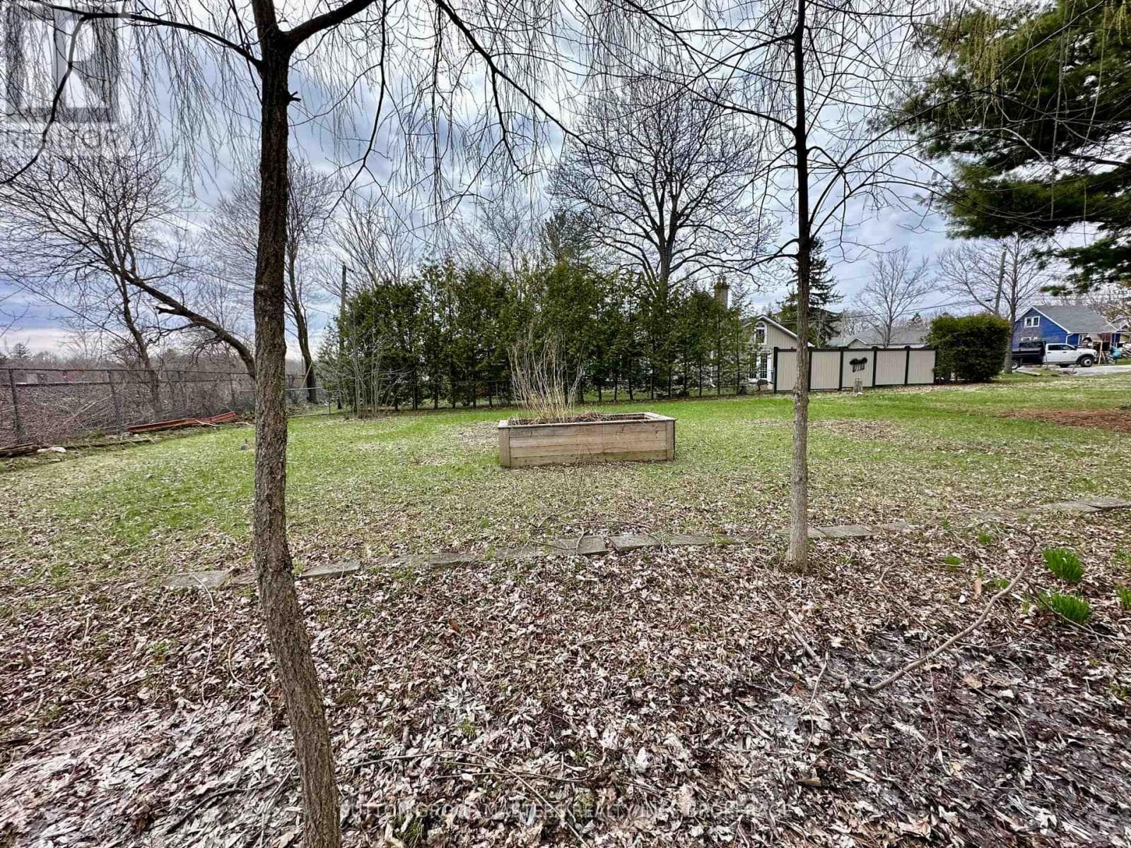 1666 VICTORIA STREET photo 3