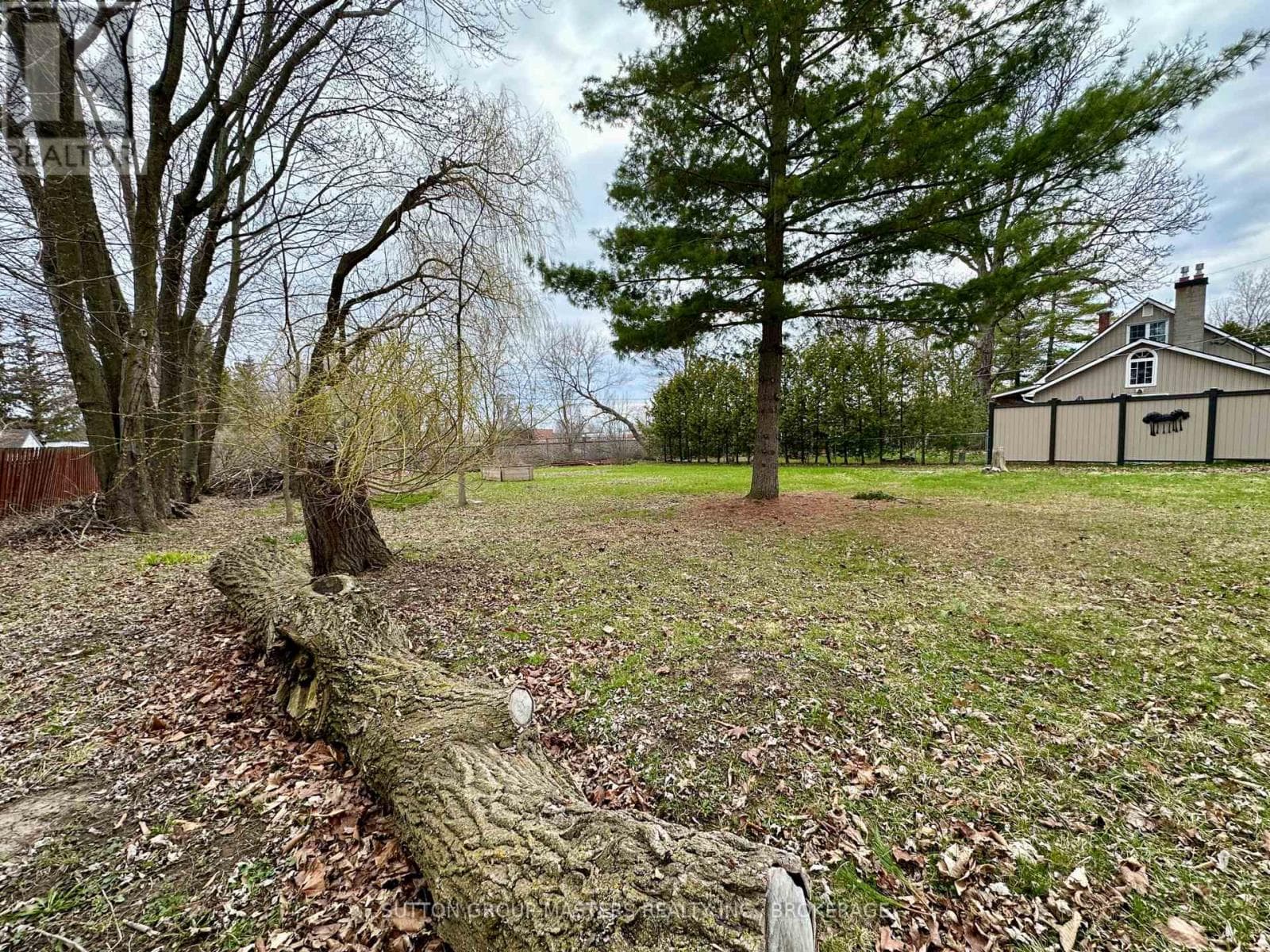 1666 VICTORIA STREET photo 4