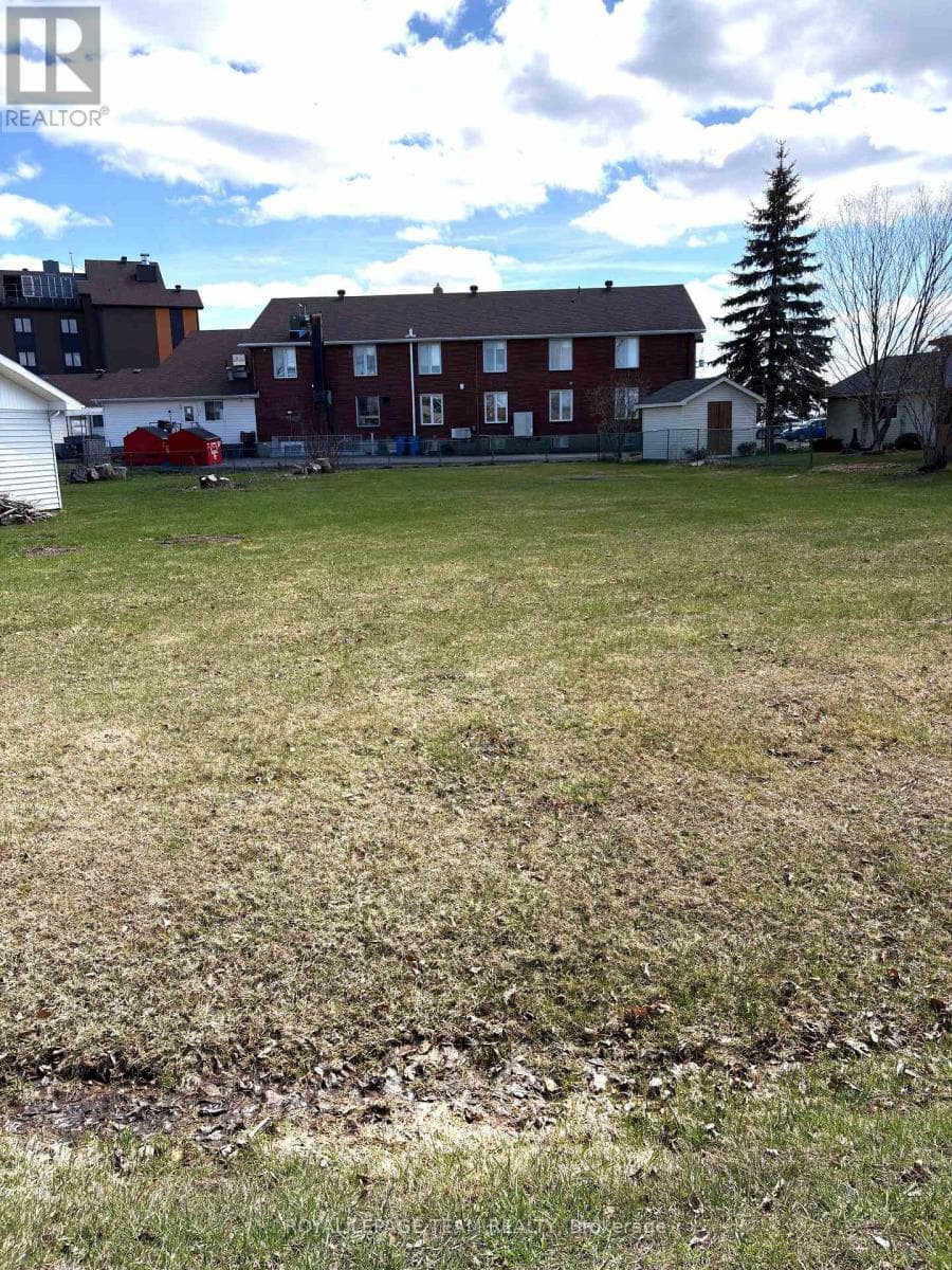94 SIMCOE STREET photo 2