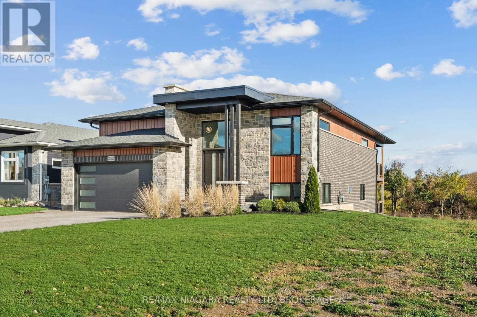 252 COLBECK DRIVE photo 2