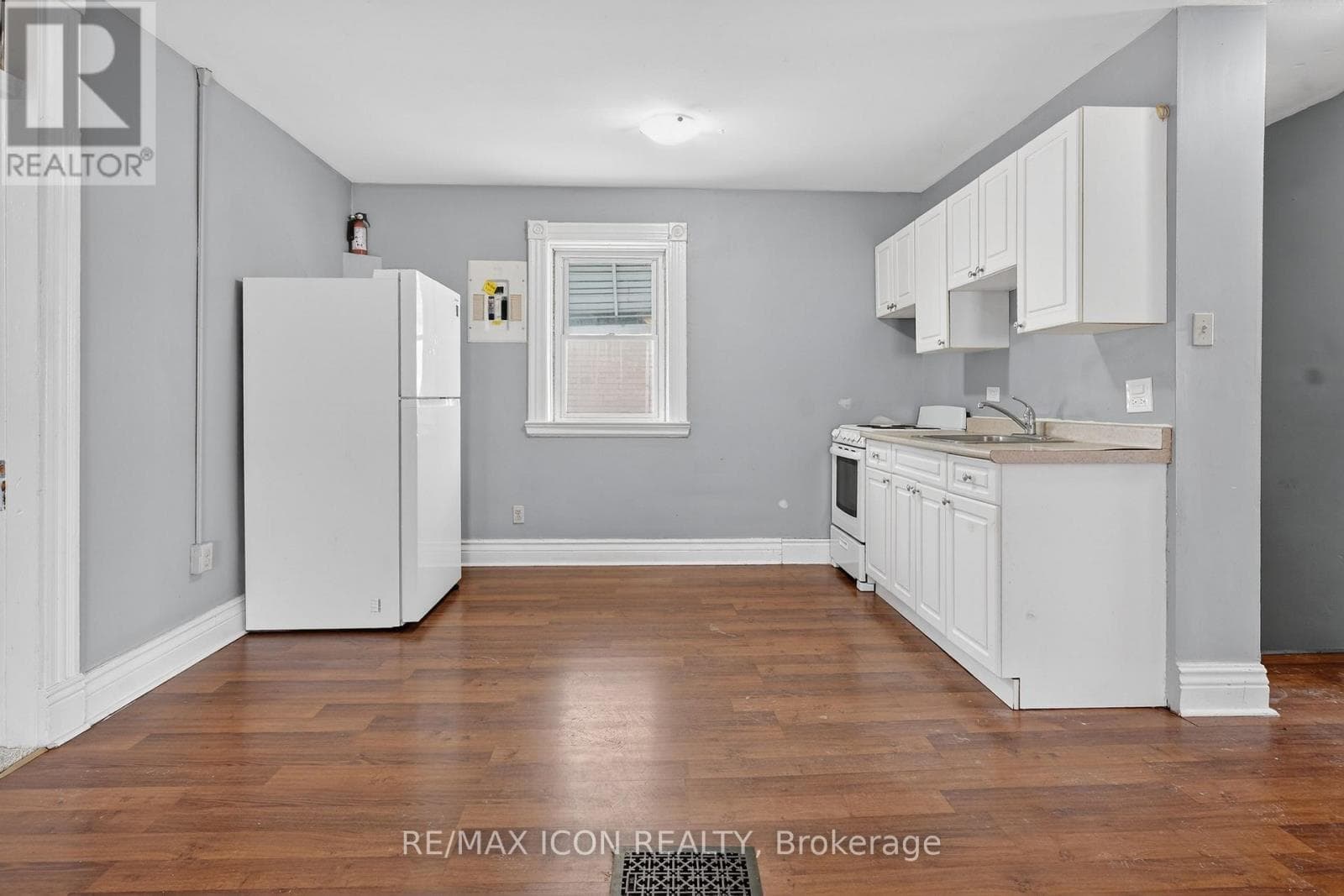 720 QUEENS AVENUE photo 4