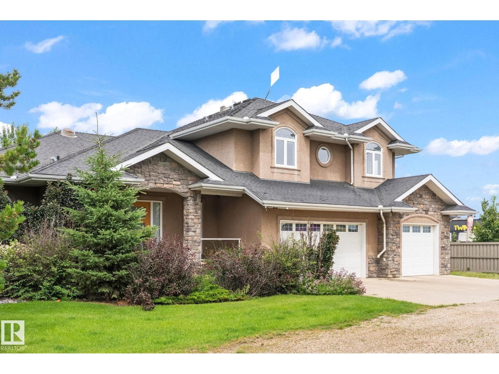 15860 41 AV SW photo 2