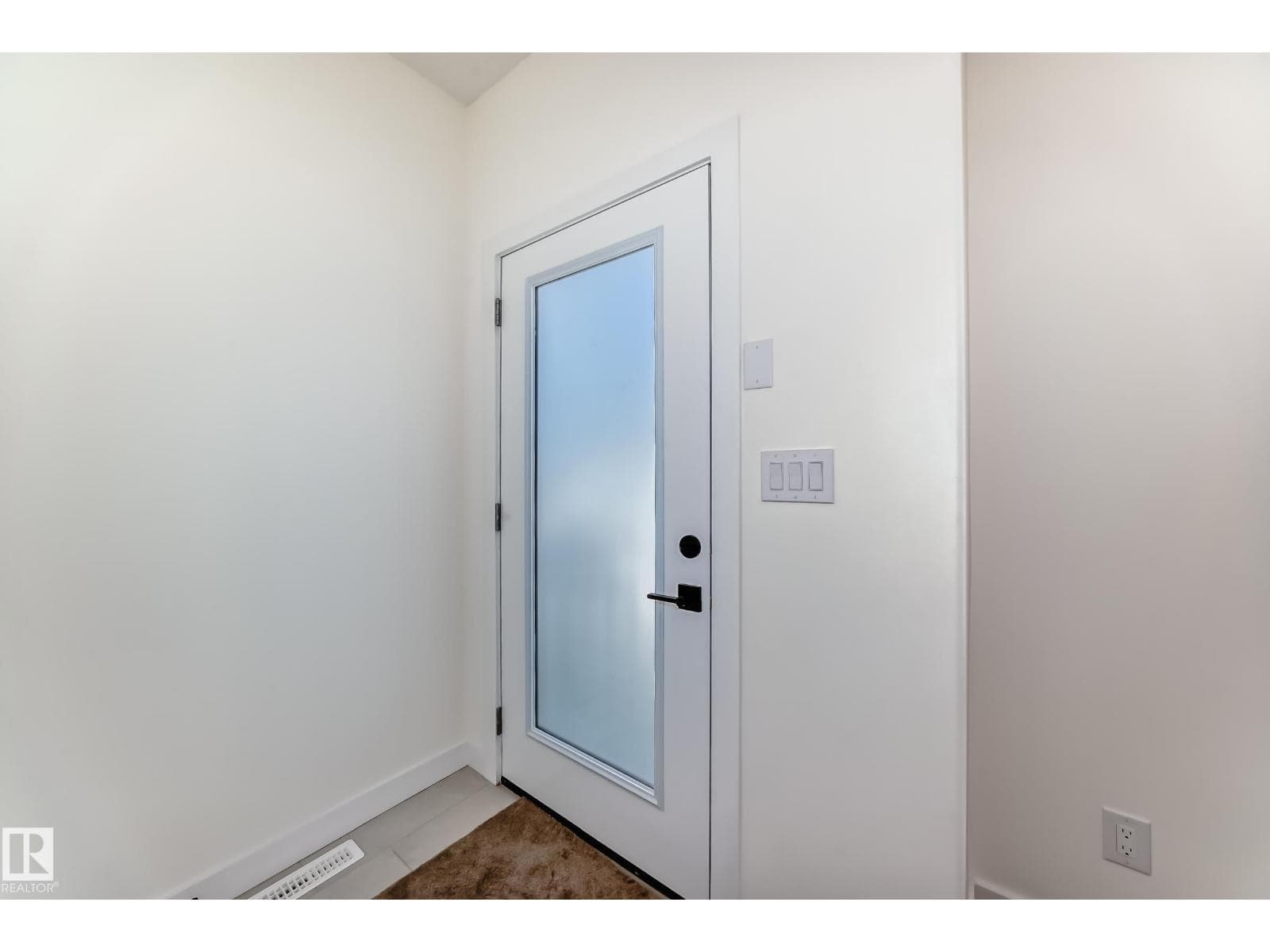 10721 70 AV NW photo 3