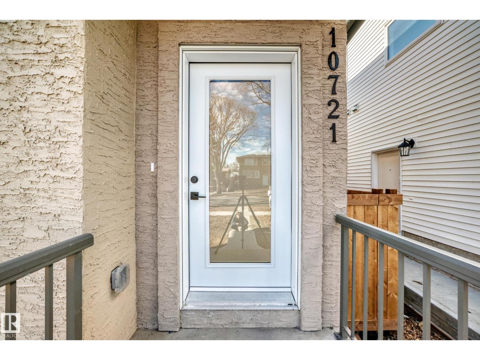 10721 70 AV NW photo 2