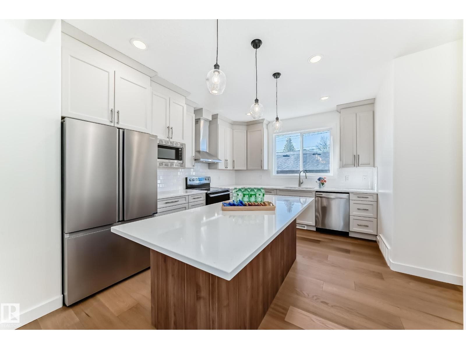 10721 70 AV NW photo 4