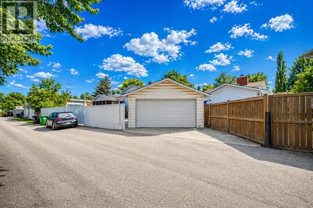 204 Whiteview Close NE photo 4
