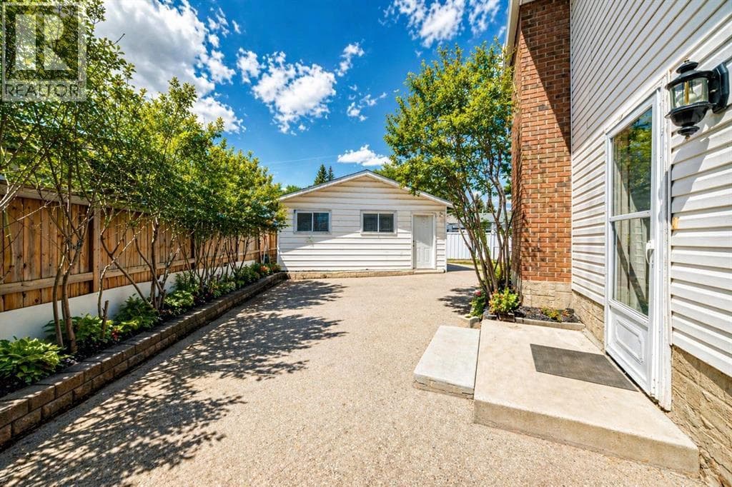 204 Whiteview Close NE photo 3