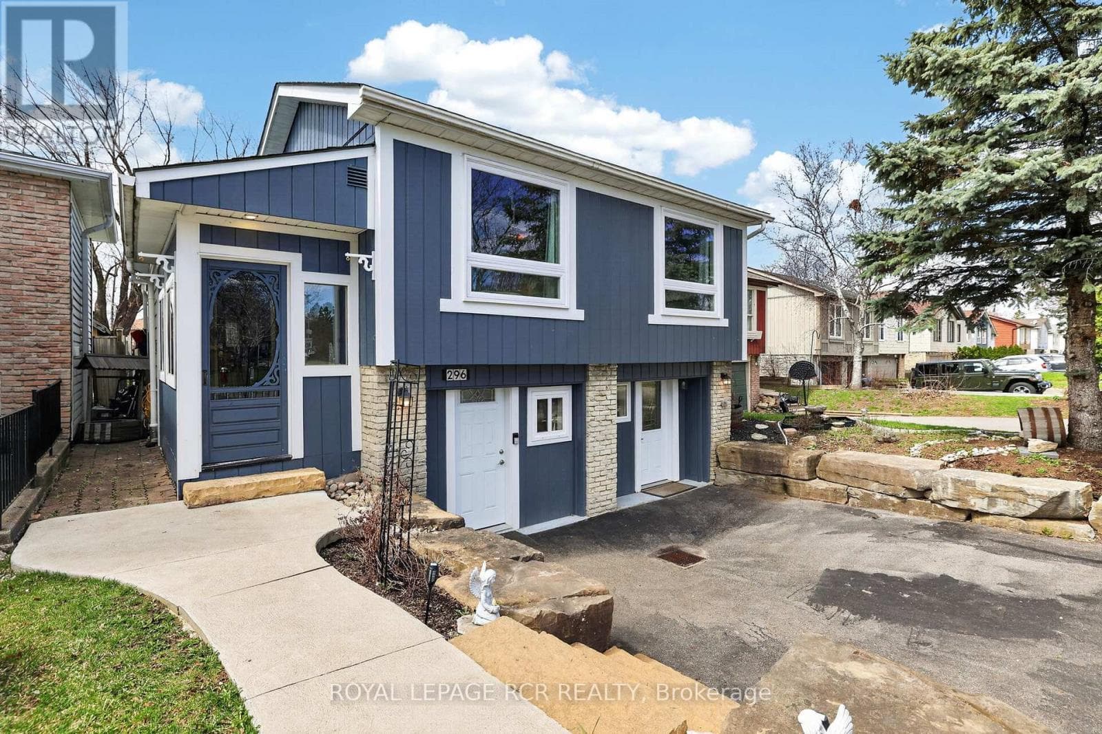 296 WHITEHEAD CRESCENT photo 2