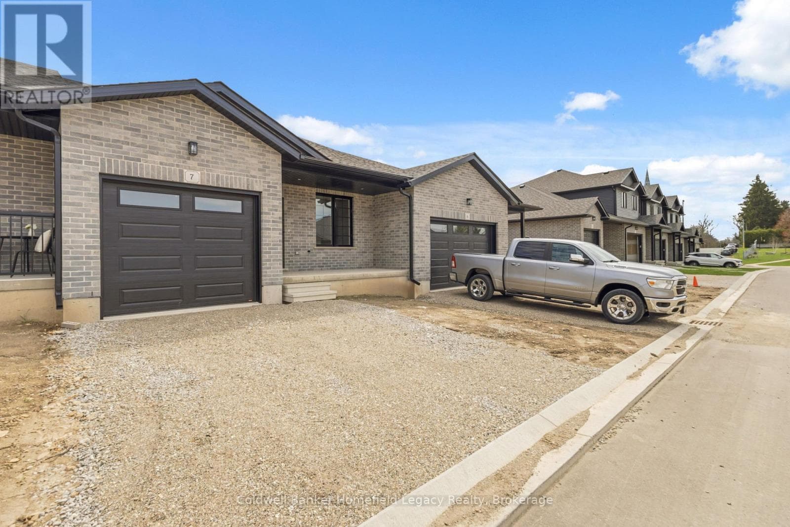 7 - 165 EGAN AVENUE photo 4