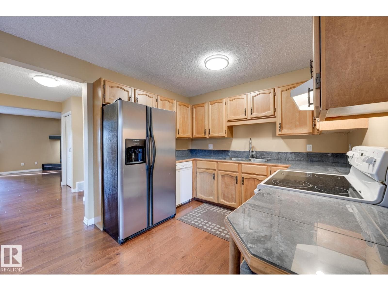 10634 158 AV NW photo 4