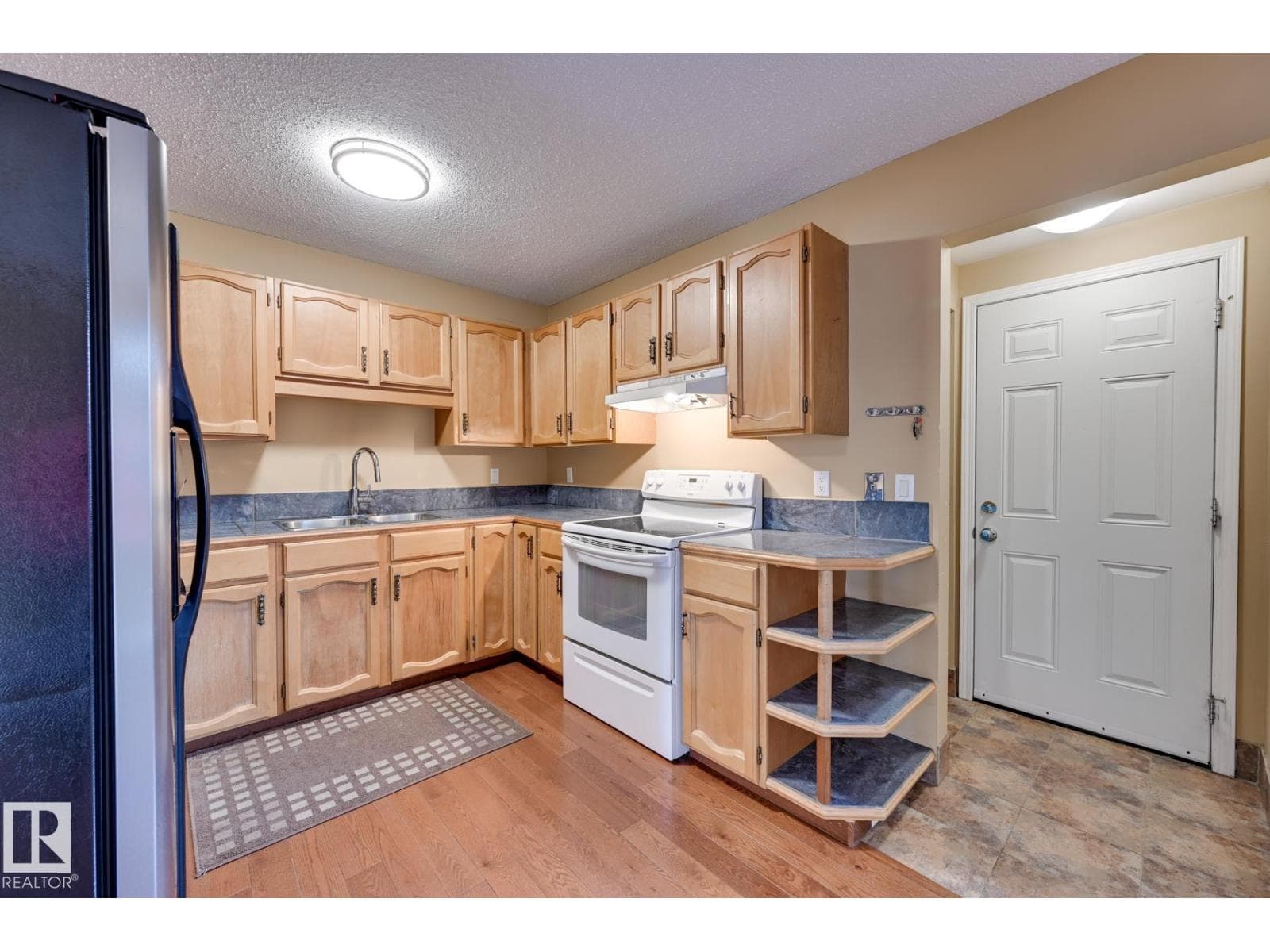 10634 158 AV NW photo 2