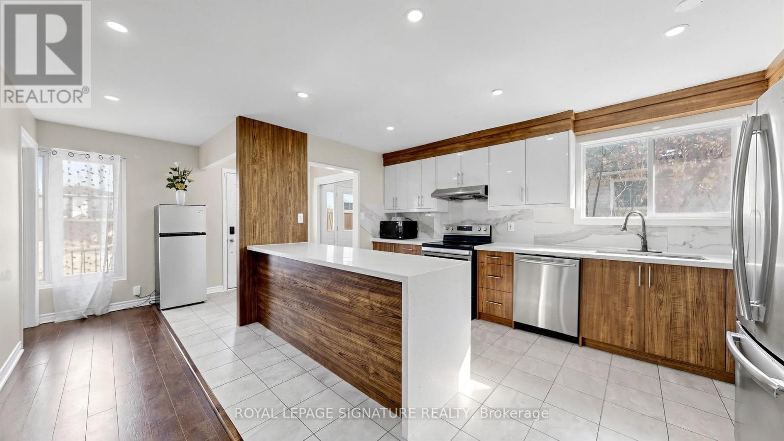 15 GAINSBOROUGH ROAD photo 2