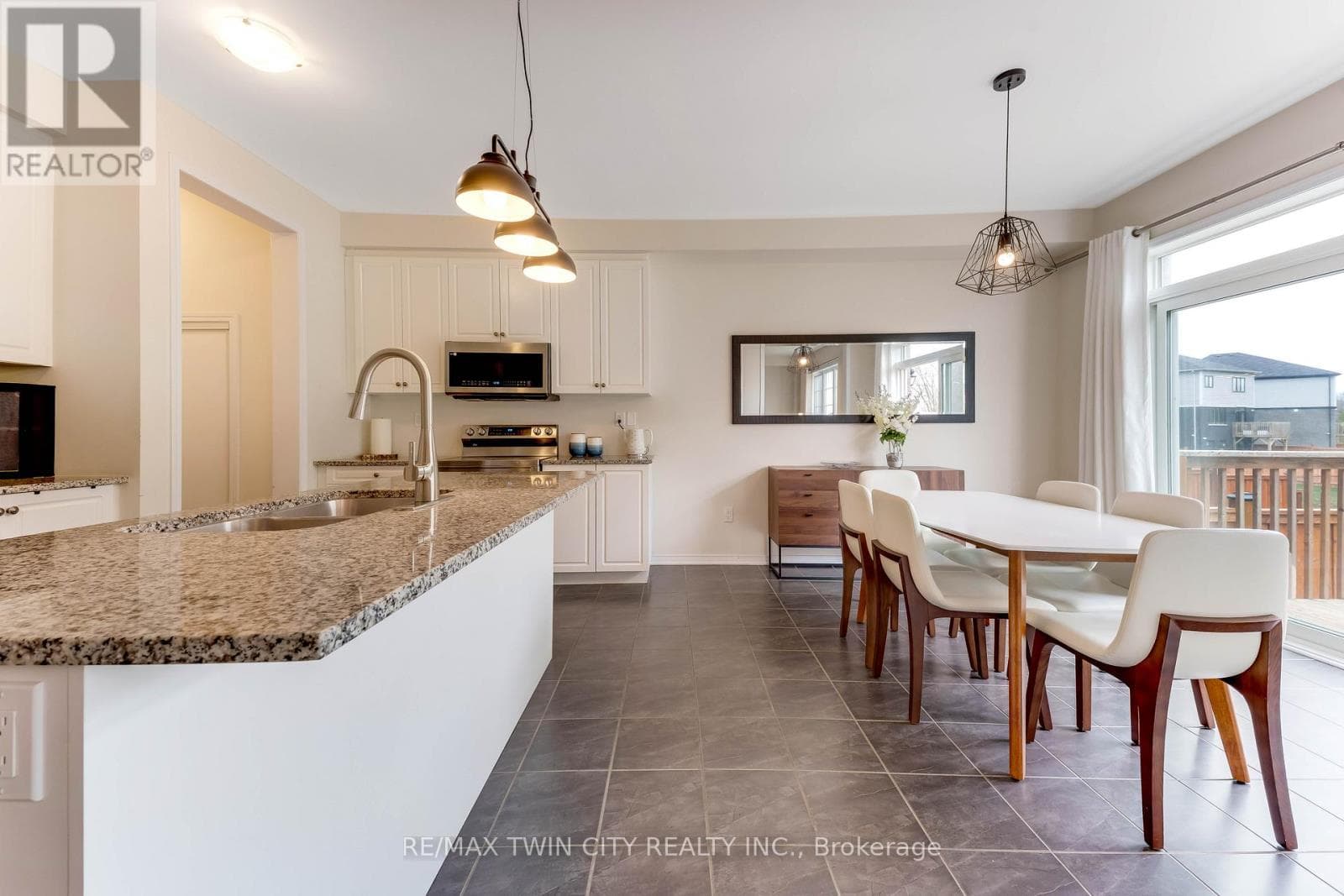 334 DOLMAN STREET photo 10