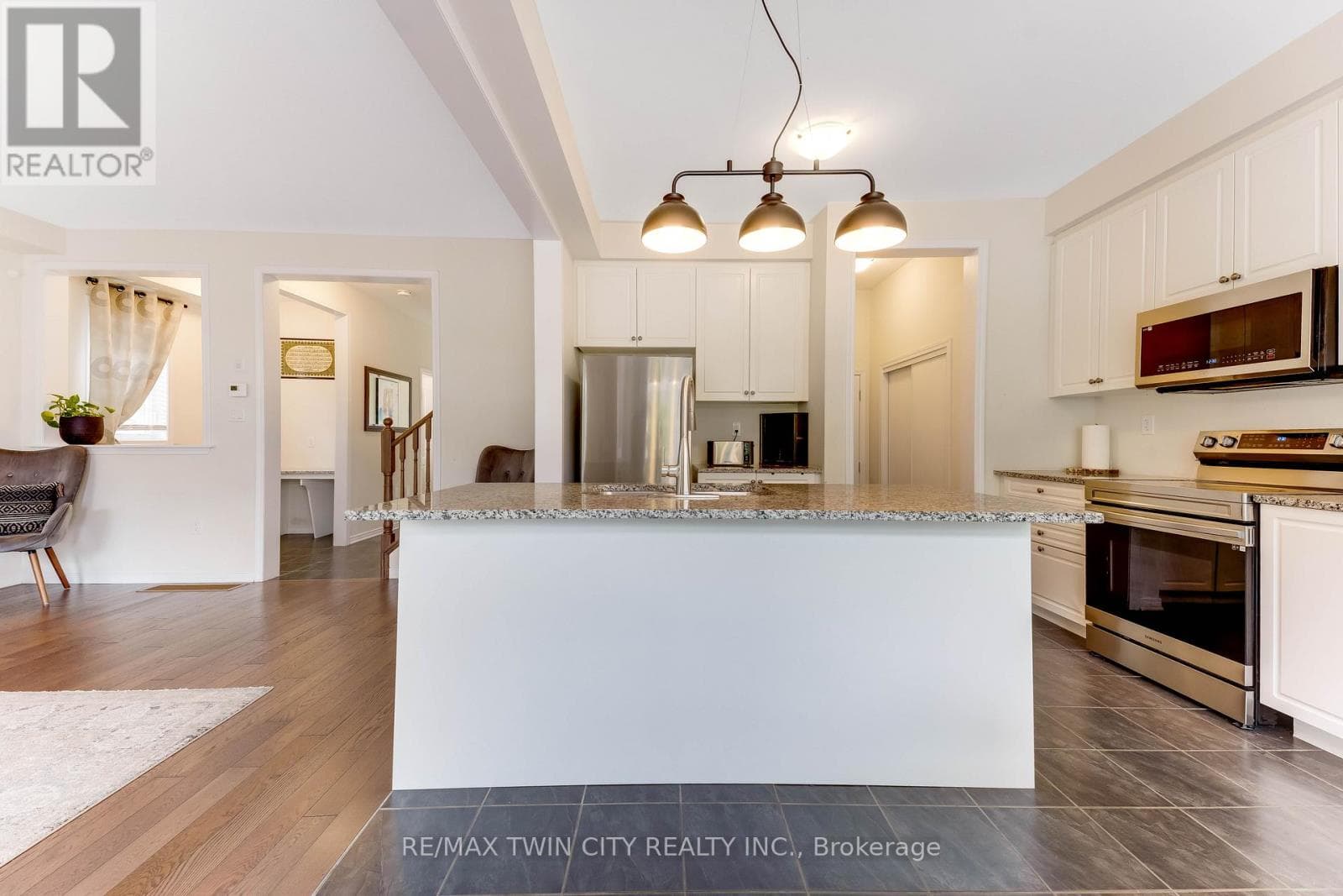 334 DOLMAN STREET photo 11
