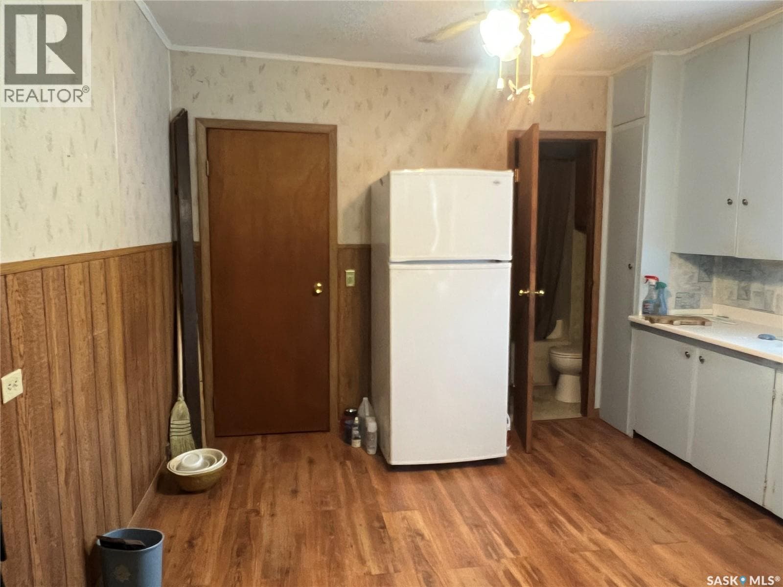 328 Windsor AVENUE photo 5