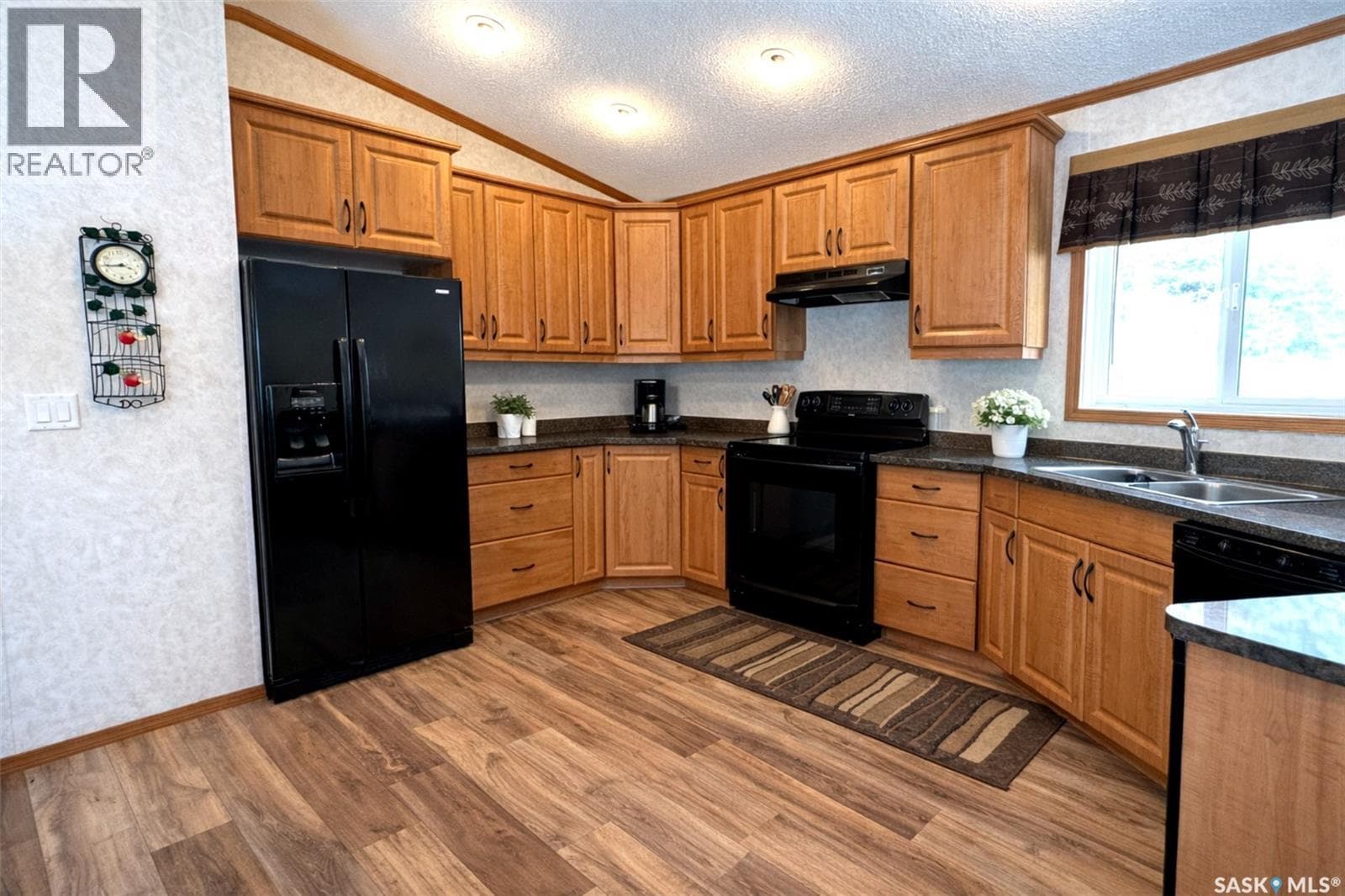211 Lipton STREET photo 3