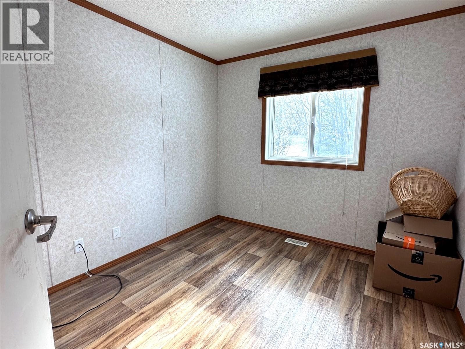 211 Lipton STREET photo 5