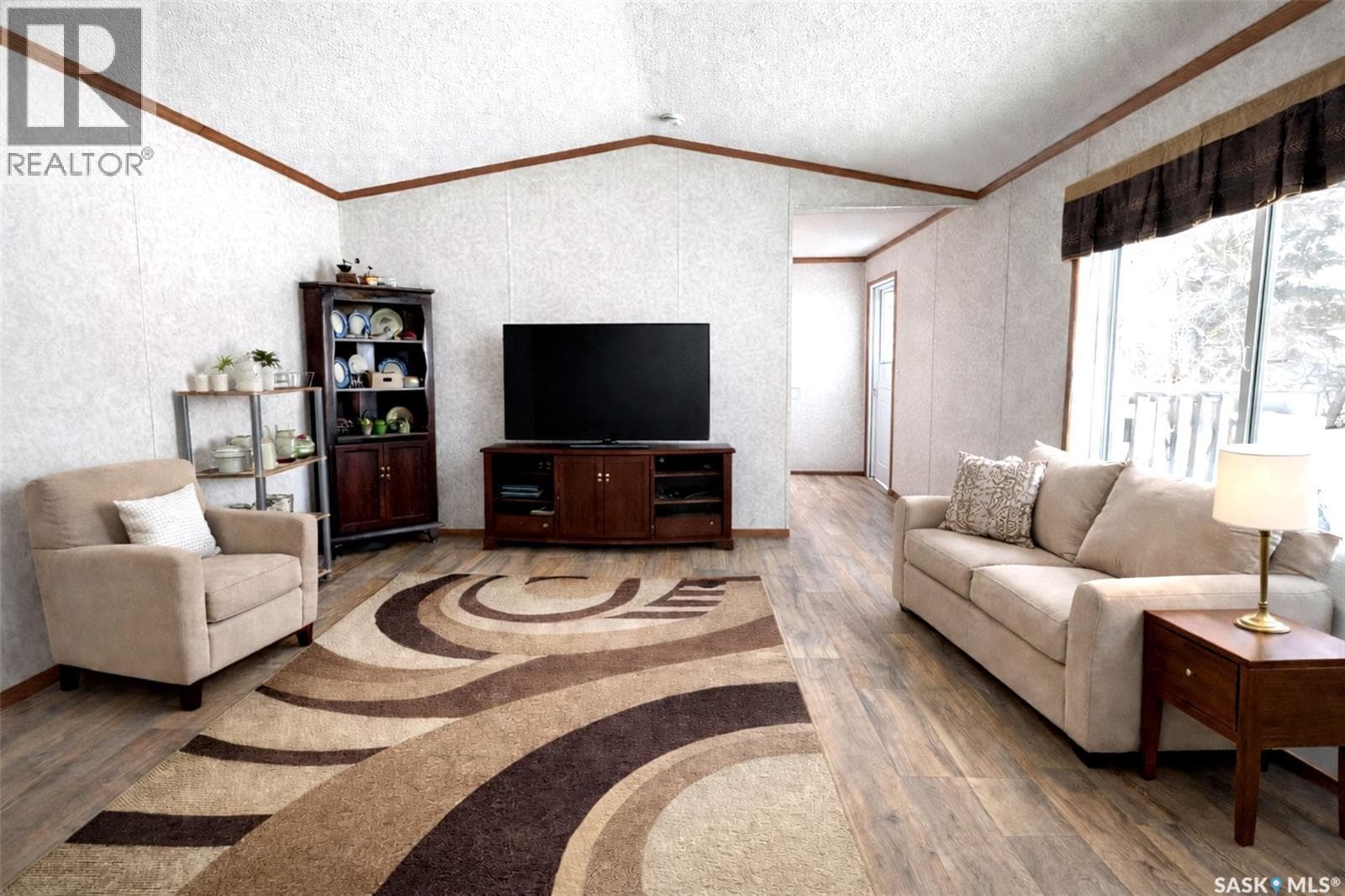 211 Lipton STREET photo 4