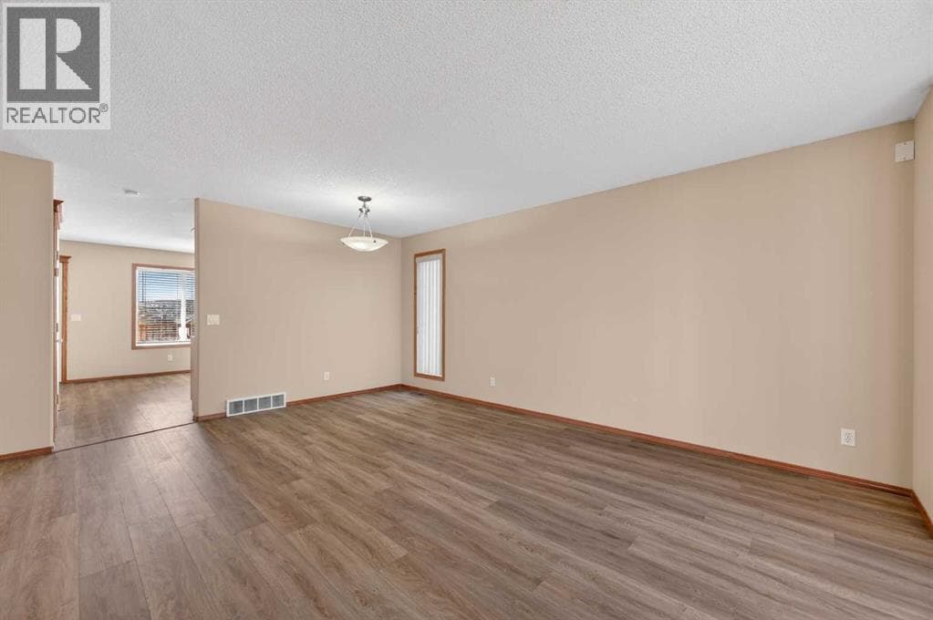 126 Evansmeade Crescent NW photo 5