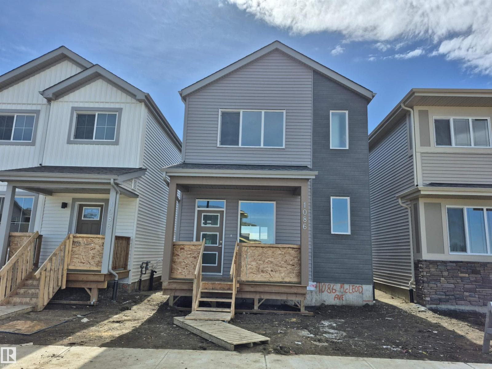 1086 MCLEOD AV