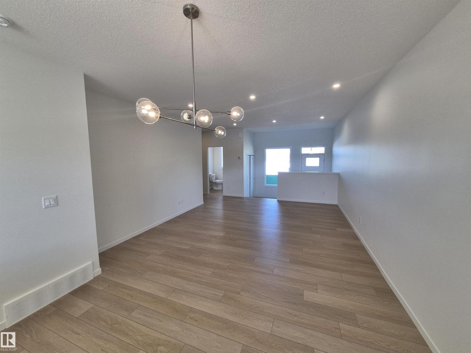 1086 MCLEOD AV — photo 2