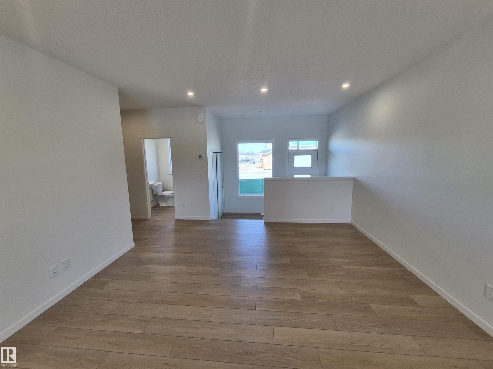 1086 MCLEOD AV — photo 3
