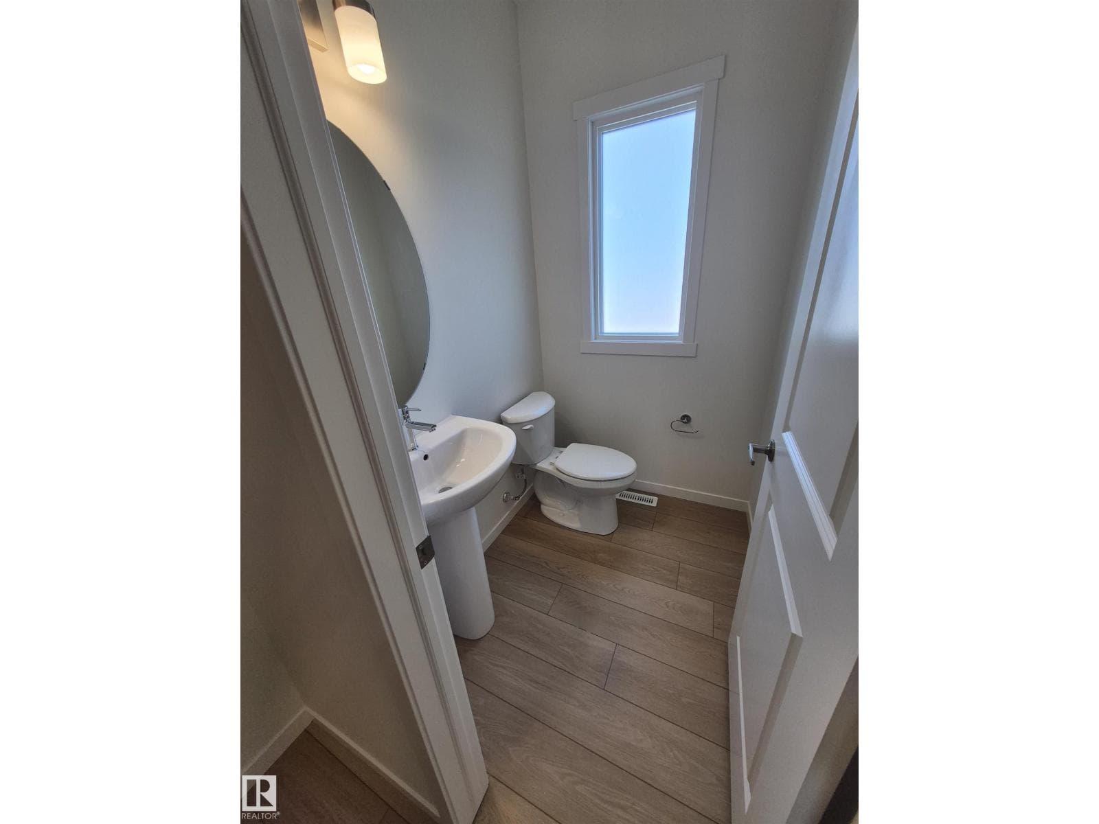 1086 MCLEOD AV — photo 4
