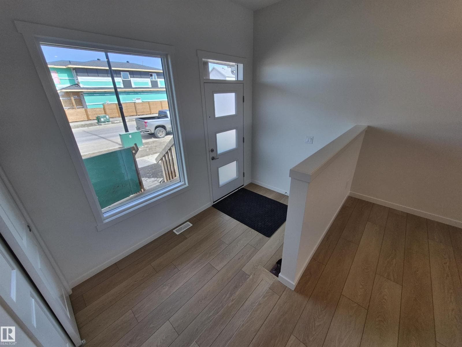 1086 MCLEOD AV — photo 5