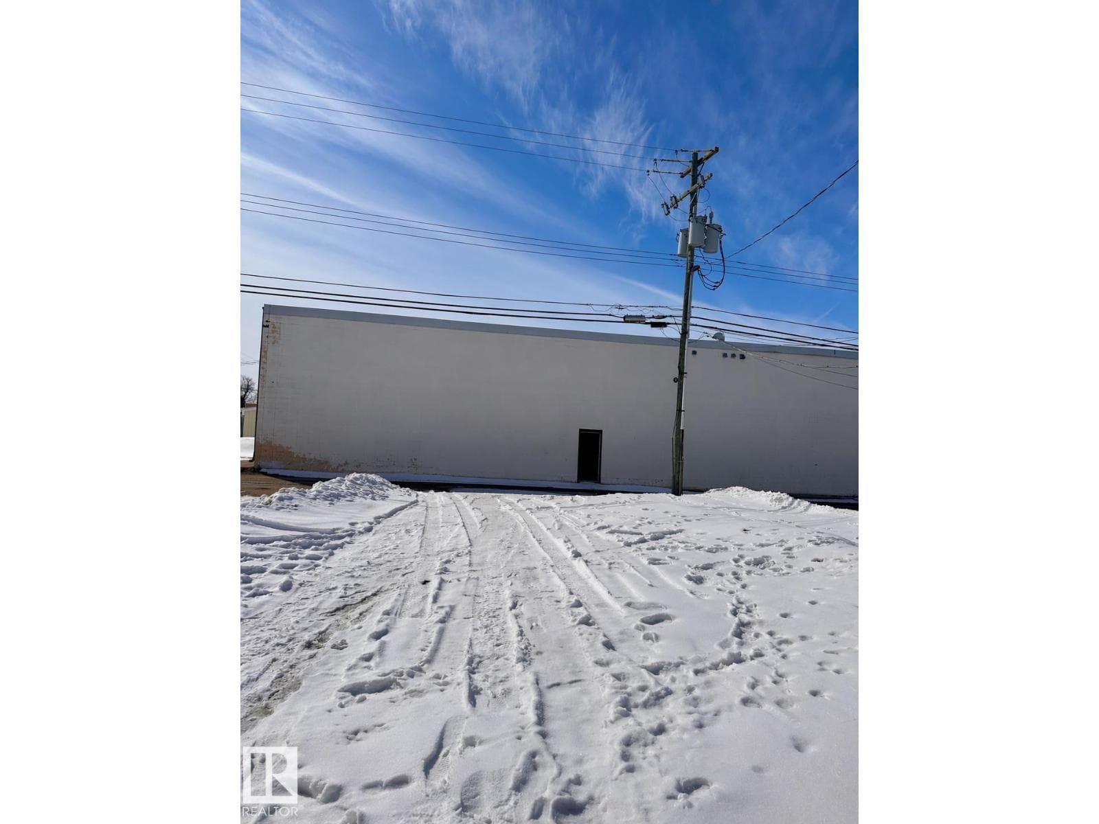 10528 100 AV photo 2