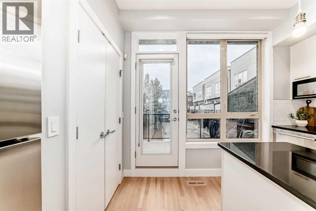 1606 36 Avenue SW photo 3