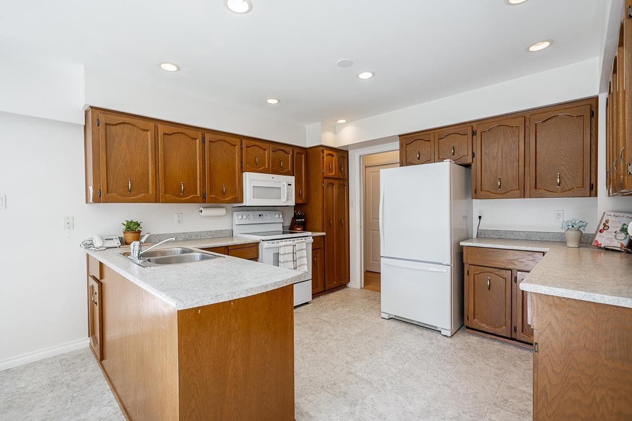 14586 18 AVENUE photo 5