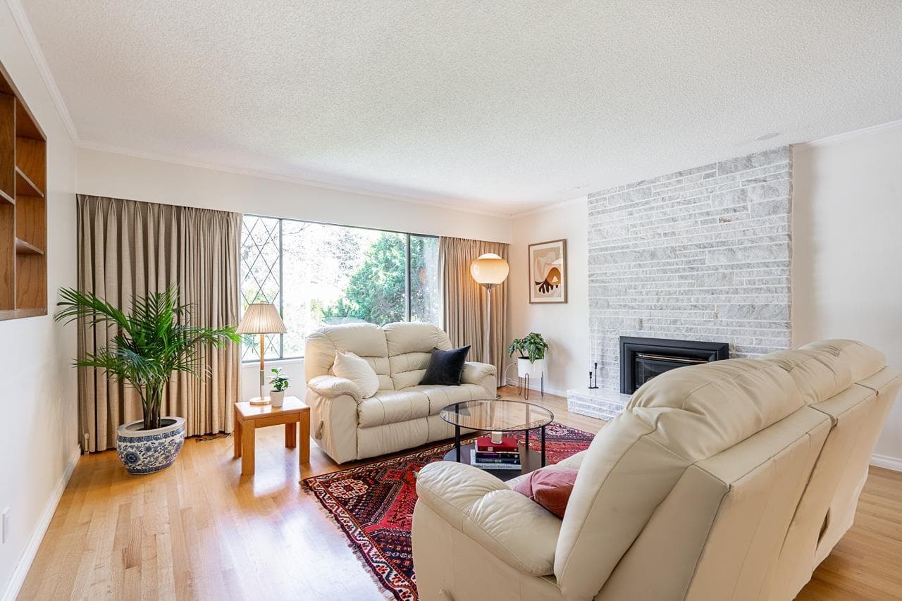 14586 18 AVENUE photo 2