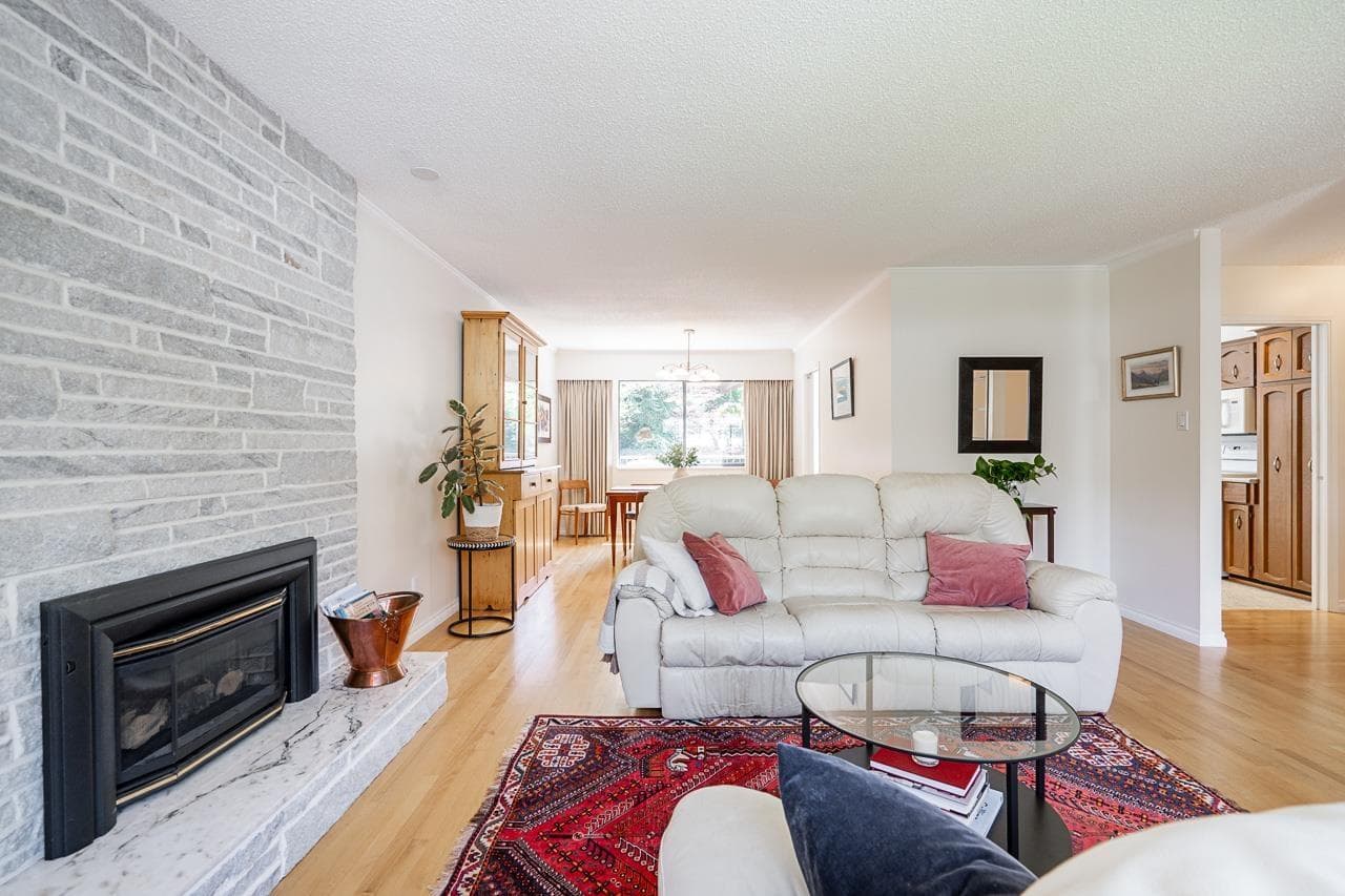 14586 18 AVENUE photo 3