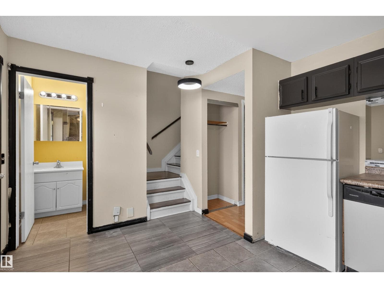 3301 139 AV NW photo 4