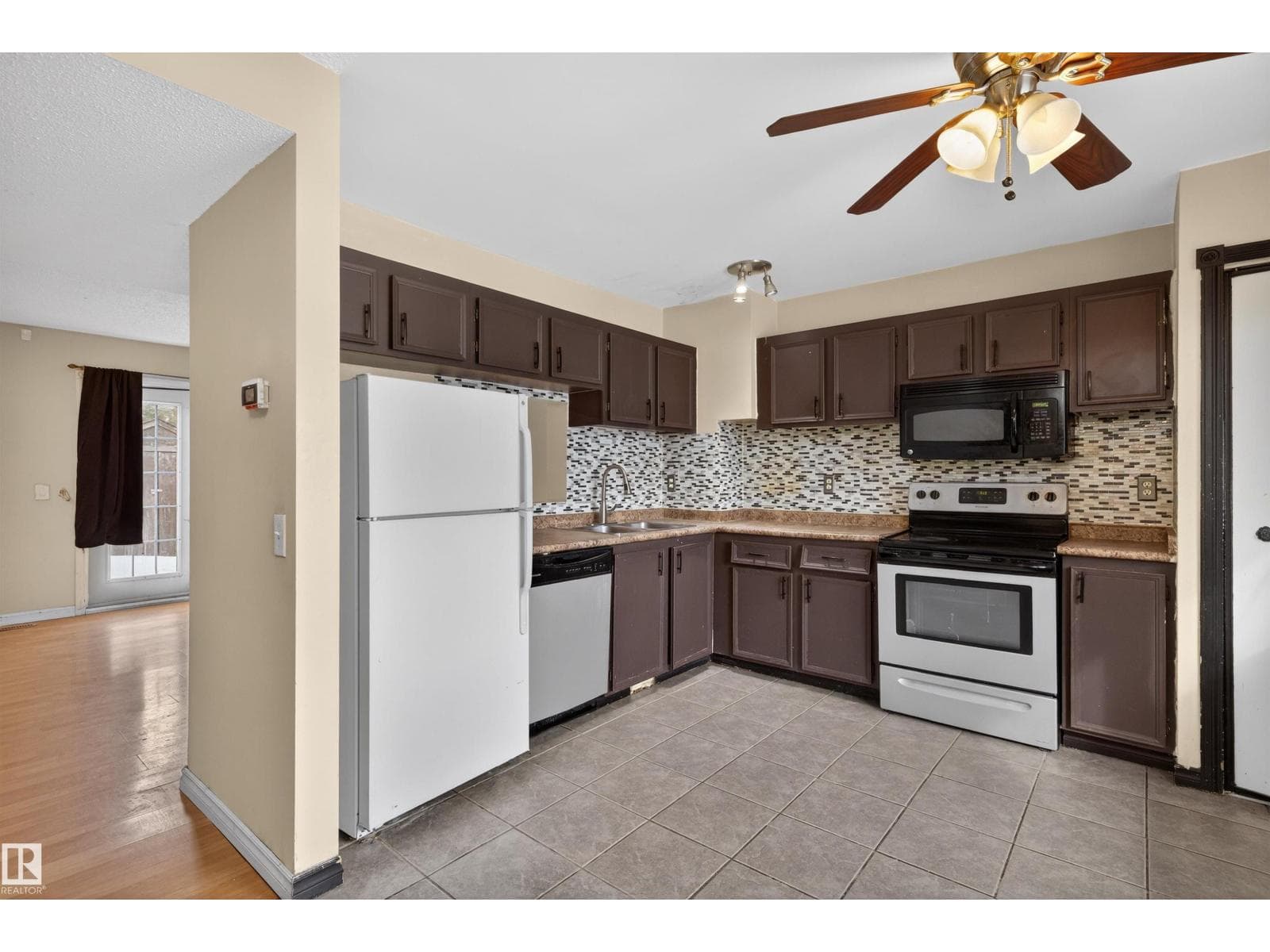 3301 139 AV NW photo 2