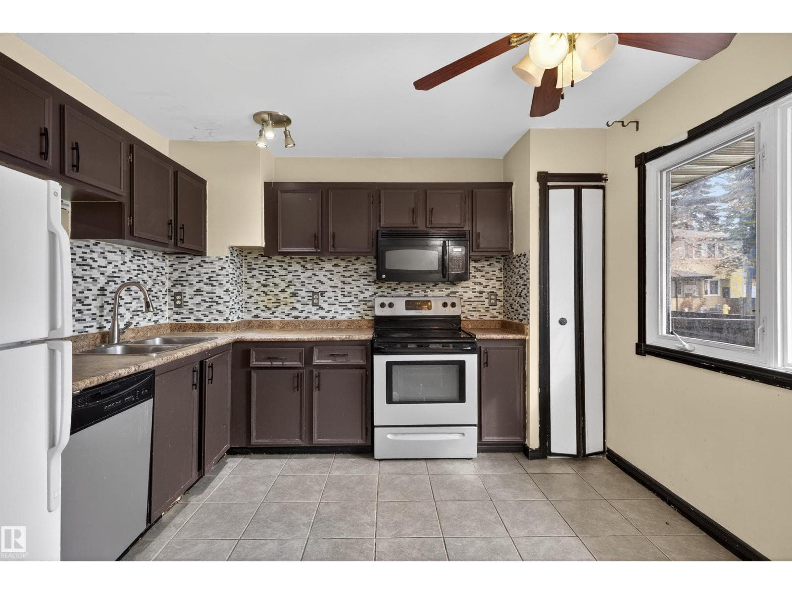 3301 139 AV NW photo 3