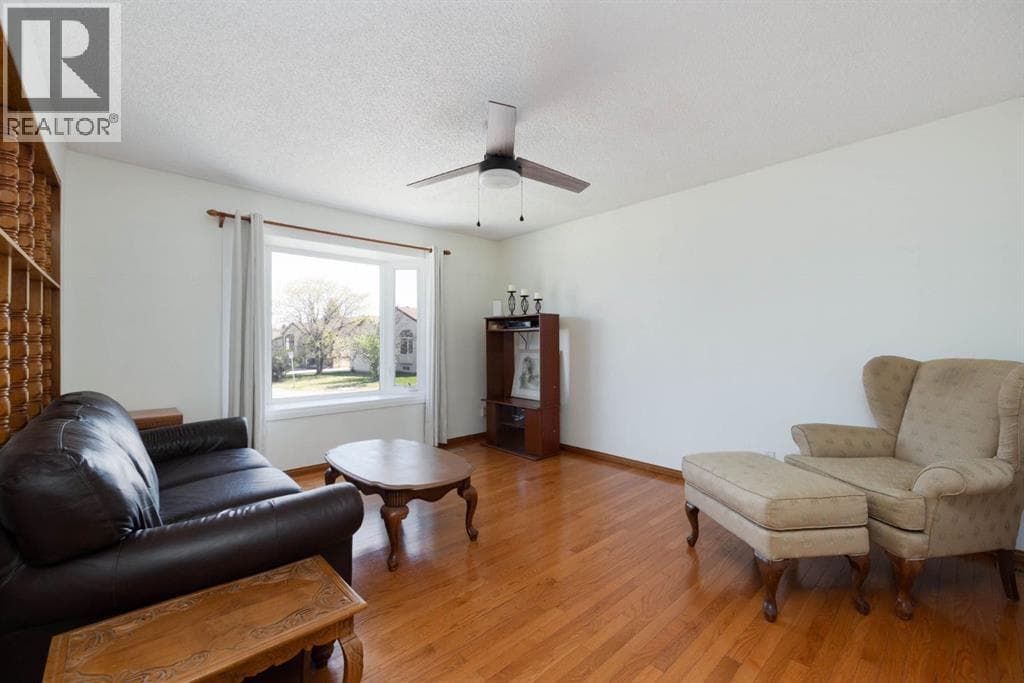 173 Oaks Crescent — photo 4