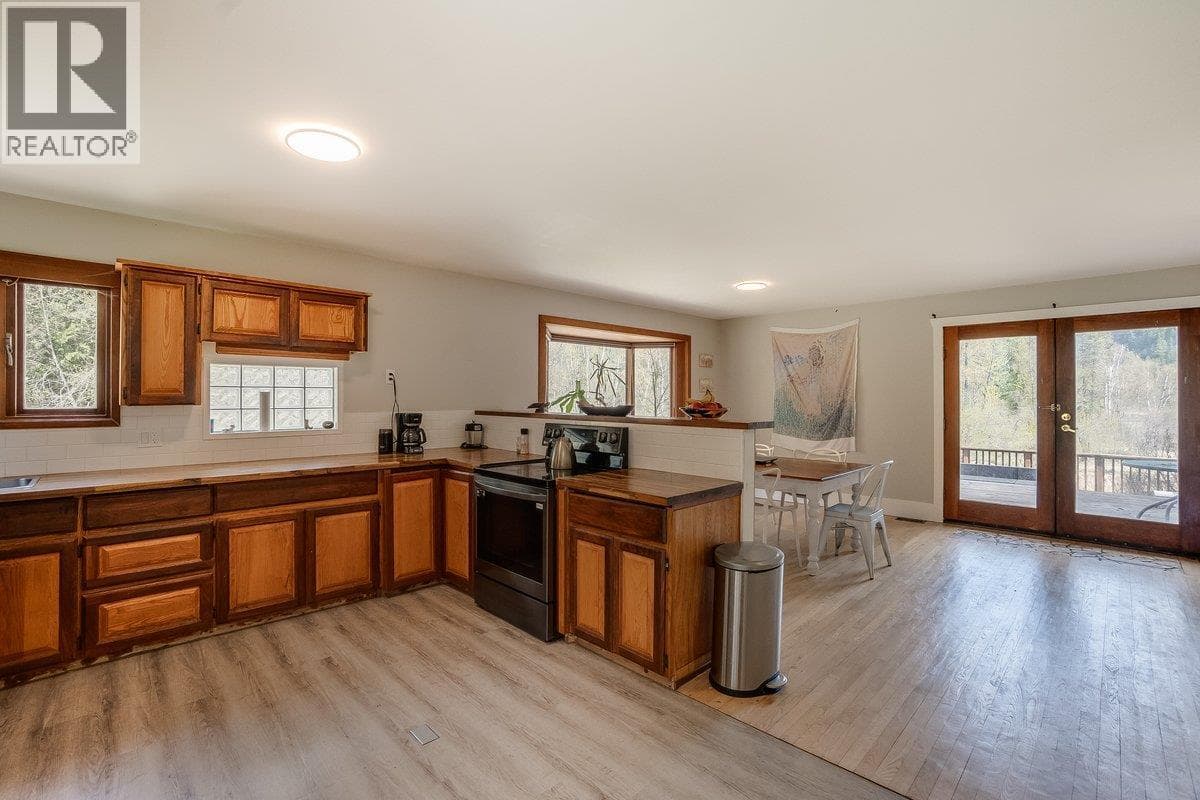 4408 Slocan  River Road photo 5