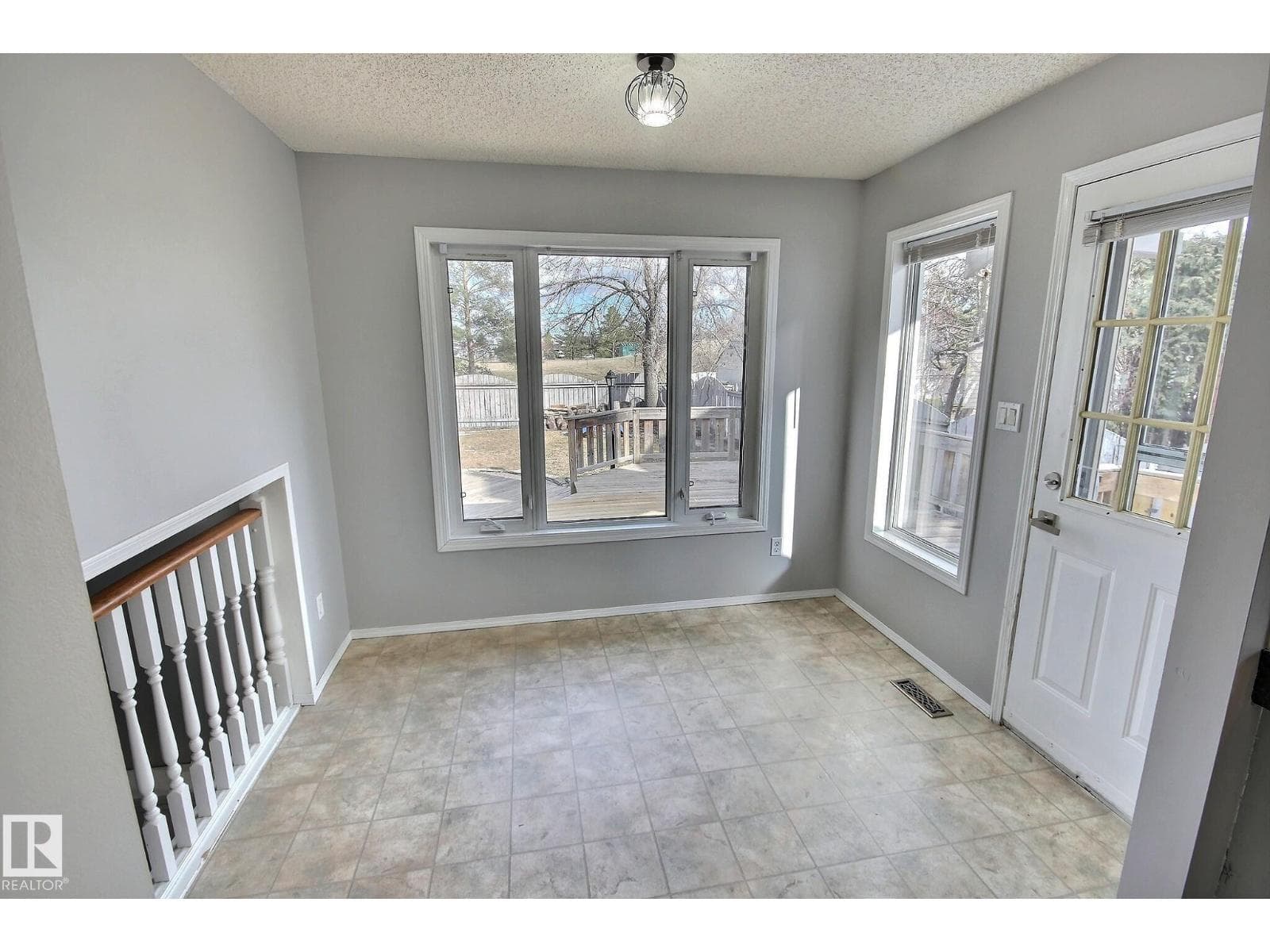 12327 45 ST NW photo 4