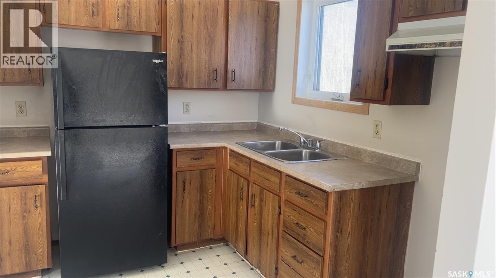 563 Birch STREET photo 4